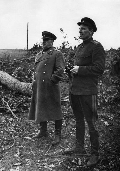 Marszałek Gieorgij Żukow (z lewej) był bardzo zadowolony z zajęcia na terytorium Polski wielu cukrowni i gorzelni (źródło: domena publiczna).