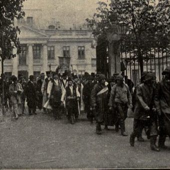 Uroczyste delegacje w drodze z Belwederu na Pola Mokotowskie. Obchody 3 maja w 1925 roku (fot. "Nowości Ilustrowane").