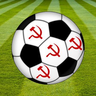 Socjalistyczna piłka nożna – tryumf centralnego sterowania (fot. trawy AdamKR, CC BY-SA 2.0; piłka Pumbaa80, CC BY-SA 3.0; sierp i młot, odder, domena publiczna).