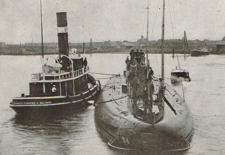 Okręt podwodny „Deutschland”. Zdjęcie wykonane w czasie jego postoju w amerykańskim porcie New London (źródło: domena publiczna).