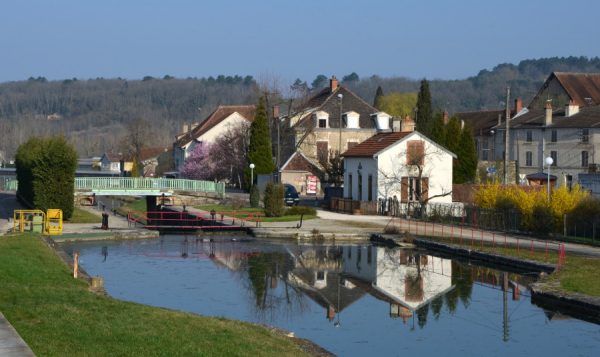 Tak wygląda dziś Kanał Burgundzki w Montbard (fot. Pline, CC BY-SA 3.0).