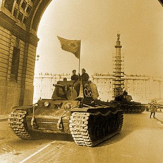 Czołg KW1 wyrusza do walki z Niemcami pod Leningradem. Ciekawe czy i jego załoga zaliczyła jakieś trafienia? (źródło: RIA Novosti archive; lic. CC ASA 3.0).