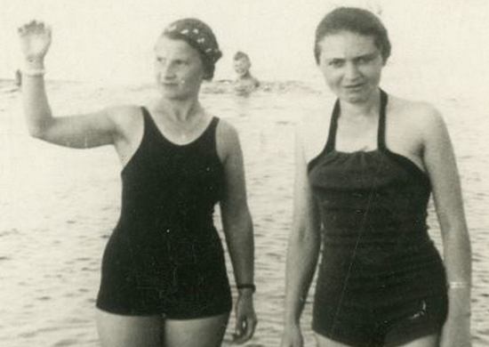 Dwie kobiety i dziecko w wodzie. Stanisław Kurkiewicz na tym zdjęciu na pewno dopatrzyłby się czegoś podejrzanego (źródło: domena publiczna).