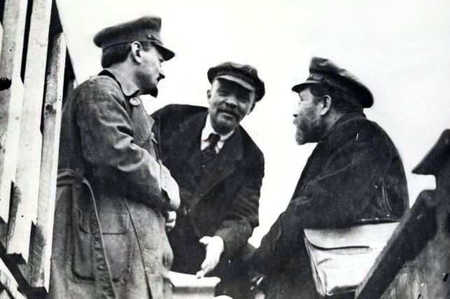 Lew Kamieniew był jednym z najbliższych współpracowników Lenina. Nie może zatem dziwić, że to właśnie jemu przypadły negocjacje z Brytyjczykami. Na zdjęciu wykonanym w maju 1919 r. od lewej: Lew Trocki, Włodzimierz Lenin i Kamieniew (źródło: domena publiczna).