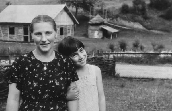 Alina wraz ze swoją służącą "Malcią". Fotografia z książki "Dziewczyny z Syberii".