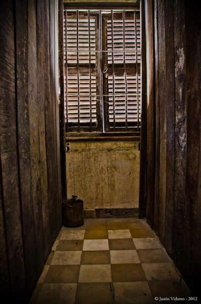 Takie komfortowe warunki zapewniano więźniom w Tuol Sleng (fot. Justin Vidamo, CC BY 2.0). Takie komfortowe warunki zapewniano więźniom w Tuol Sleng (fot. Justin Vidamo, CC BY 2.0).