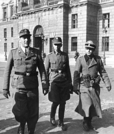 Adrian von Fölkersam (z prawej) wspólnie z Otto Skorzenym. Budapeszt 1944 (fot. Bundesarchiv, Bild 101I-680-8283A-30A / CC-BY-SA).