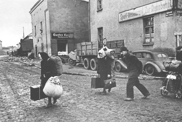 Niemieccy uchodźcy na Śląsku, 1945 roku (fot. domena publiczna).