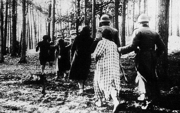 Nie można zapominać w jakim kontekście dochodziło do przemocy seksualnej w wykonaniu Polaków. Na zdjęciu niemieccy żołnierze prowadzący polskie kobiety na rozstrzelanie....