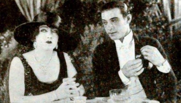 Kadr z filmu "Beyond the Rocks" (1922) . Na zdjęciu Gloria Swanson i Rudolf Valentino