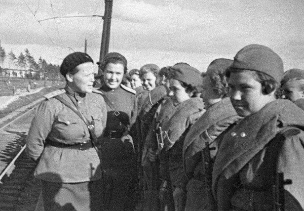 Snajperami w Armii Czerwonej były również kobiety. Na zdjęciu absolwentki Centralnej Żeńskiej Szkoły Snajperskiej w Moskwie przed wyruszeniem na front (fot. RIA Novosti archive, image #58861 / B. Krasuckij / CC-BY-SA 3.0).