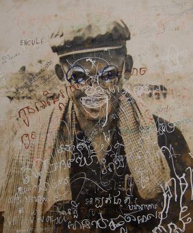 Pokryty graffiti portret Son Sena w Toul Sleng. Od 1975 roku wicepremier i minister obrony Kampuczy. Nadzorował obóz Toul Sleng i był pomysłodawcą wielu metod tortury (fot. waterboarding.com, CC BY 2.0).