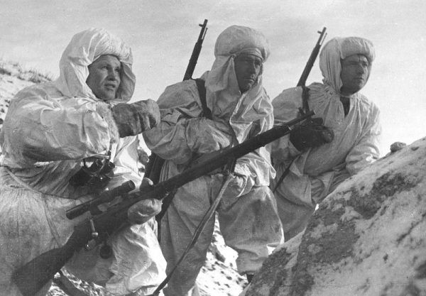 Wasilij Zajcew (pierwszy z lewej) to jeden z najsłynniejszych strzelec wyborowy II wojny światowej. W czasie bitwy pod Stalingradem zabił 225 żołnierzy, w tym 11 snajperów (fot. domena publiczna).