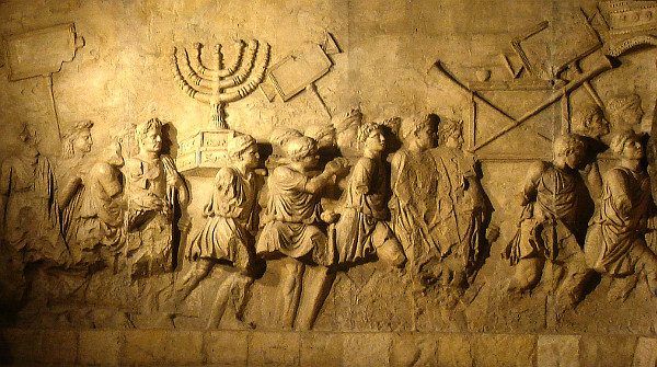 Łupy ze zdobytej Jerozolimy niesione w czasie tryumfu Tytusa i jego ojca, Wespazjana (fot. בית השלום, Staeerpike, CC BY 3.0). Łupy ze zdobytej Jerozolimy niesione w czasie tryumfu Tytusa i jego ojca, Wespazjana (fot. בית השלום, Staeerpike, CC BY 3.0).
