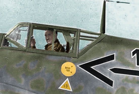 Adolf Galland w kabinie swojego messerschmitta Bf 109. Być może zastanawia się, czy znów przyjdzie mu się zmierzyć z Polakami? (źródło: domena publiczna; koloryzacja RK).