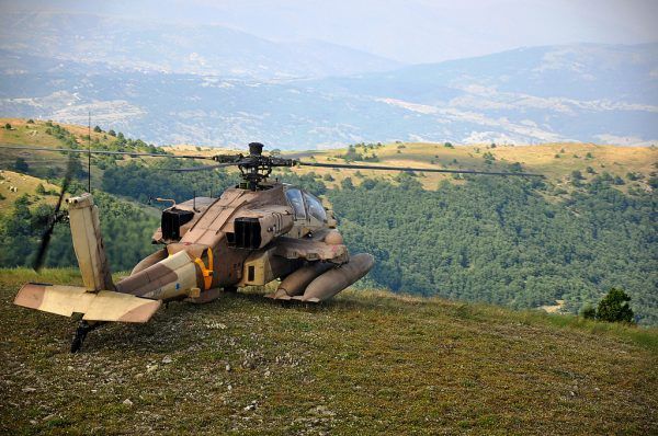 Izraelski AH-64 Apache na ćwiczeniach w Grecji. To taki śmigłowiec posłużył do zabicia szejka Ahmeda Jassina (fot. Israel Defense Forces, CC BY-SA 2.0).