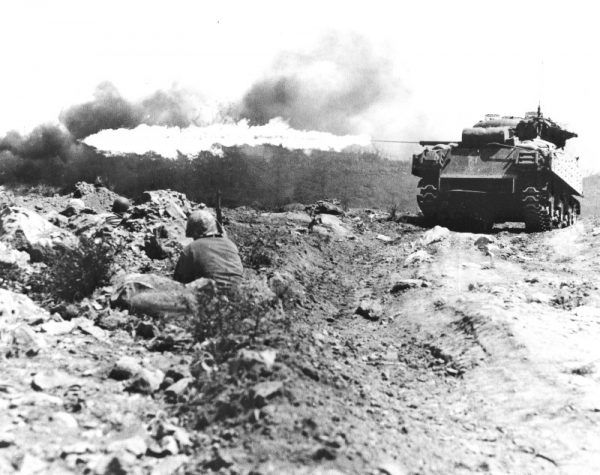 Amerykański czołg uzbrojony w miotacz ognia atakuje japońskie umocnienia na Iwo Jimie (fot. Mark Kauffman, U.S. Marine Corps, domena publiczna).