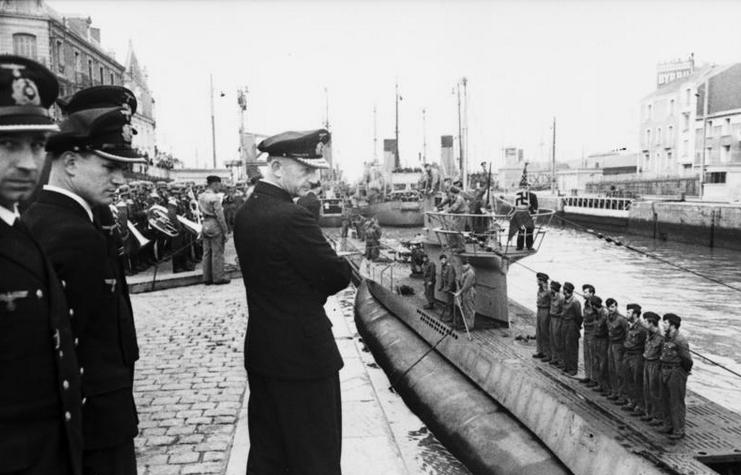 Martha obawiała się, że padnie ofiarą podwodników admirała Dönitza. Na zdjęciu stoi z założonymi rękoma (źródło: Bundesarchiv; lic. CC ASA 3.0).