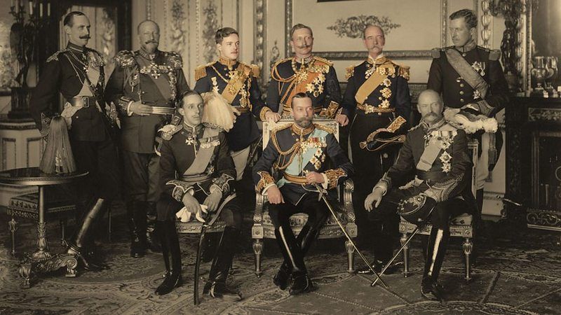 Wszystkie koronowane głowy przybyłe na uroczystość w komplecie. Od lewej stoją: król Norwegii, car Bułgarii, król Portugalii, cesarz Niemiec, król Greków i król Belgów. Od lewej siedzą: król Hiszpanii, król Wielkiej Brytanii i król Danii (źródło: domena publiczna).