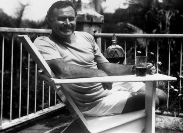 Nawet pokiereszowanemu Hemingway'owi alkohol był w głowie (źródło: domena publiczna).