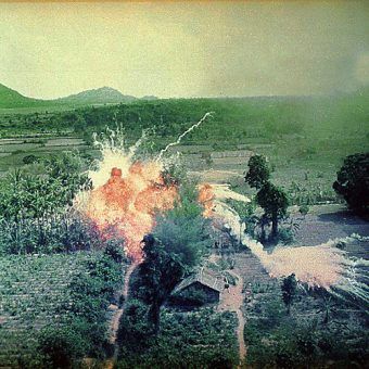 Bombardowanie napalmem na południe od Sajgonu (fot. National Archives and Records Administration, id. 542328, domena publiczna).