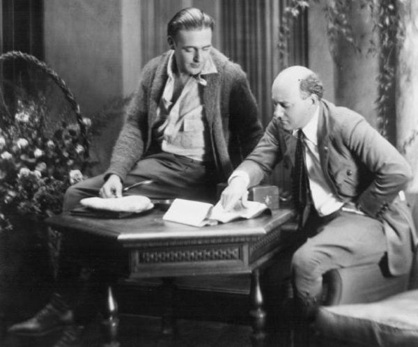 Wallace Reid (po lewej) konsultuje scenariusz.