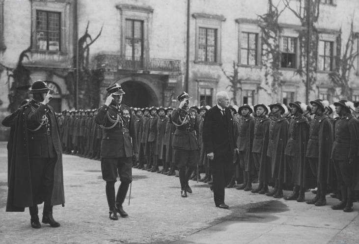 Prezydent Ignacy Mościcki przechodzi przed frontem 5. Pułku Strzelców Podhalańskich. To w tej jednostce służył porucznik Bronisław Romaniec (źródło: domena publiczna). 