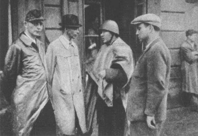 Generał Bór-Komorowski (drug z lewej), jeszcze w połowie września 1944 roku pozostawał optymistą (źródło: domena publiczna).