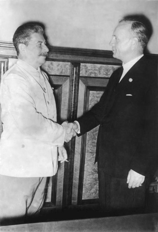 Panie Ribbentrop, ma pan moje słowo (Bundesarchiv, Bild 183-H27337 / CC-BY-SA 3.0 de).hnet. Nach der Unterzeichnung im Gespräch J.W. Stalin und der deutsche Reichsaußenminister Joachim von Ribbentrop (r.).