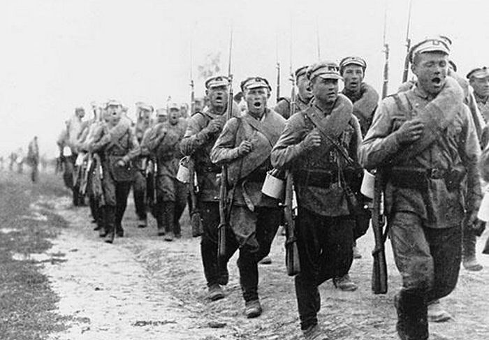 Zdaniem Józefa Piłsudskiego czerwonoarmiści byli źle dowodzeni i pozbawieni hartu ducha. Na zdjęciu z 1920 roku oddział czerwonoarmistów maszeruje na pierwszą linię frontu (źródło: domena publiczna).