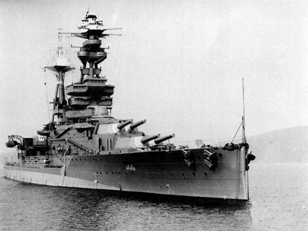 HMS Royal Oak wyszedł bez szwanku z bitwy jutlandzkiej w czasie I wojny światowej, a został zatopiony we własnej bazie (fot. Royal Navy, domena publiczna).