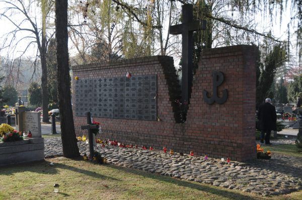Kwatera na Łączce na Cmentarzu Wojskowym na Powązkach, gdzie spoczywa wiele ofiar Więzienia Mokotowskiego na Rakowieckiej (fot. Zlisiecki at pl.wikipedia, CC BY-SA 3.0).