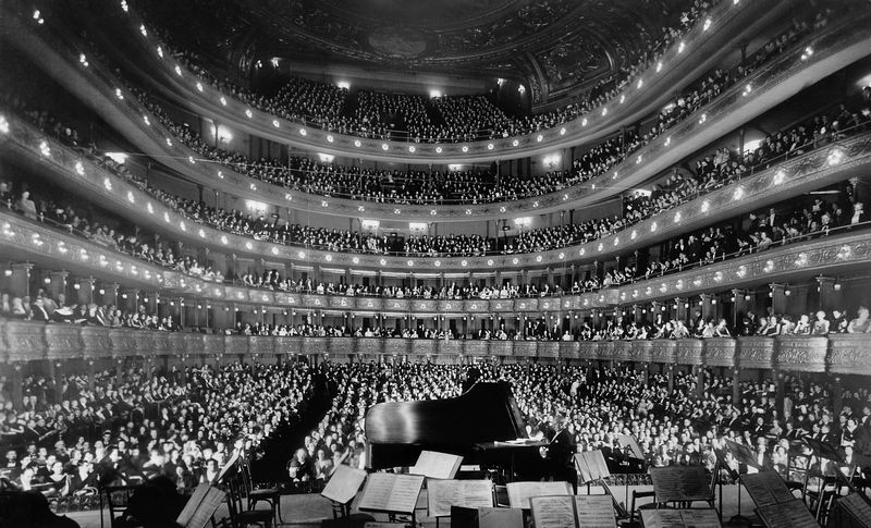 Józef Hofmann podczas solowego występu w Metropolitan Opera w Nowym Jorku. Pomysł na wycieraczki samochodowe zrodził się w jego głowie podczas ćwiczeń muzycznych (źródło: domena publiczna).