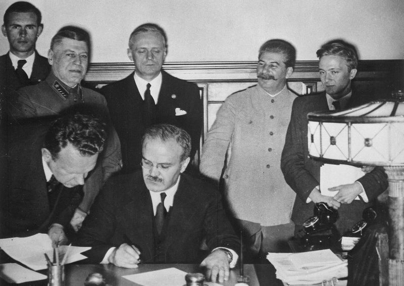 Podpisanie paktu Ribbentrop-Mołotow. Los Polski został przesądzony (źródło: domena publiczna).
