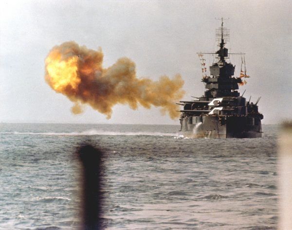Amerykański pancernik USS Idaho bombarduje pozycje japońskie na Okinawie, 1 kwietnia 1945 r. (fot. U.S. Navy, ze zbiorów Naval History and Heritage Command, domena publiczna).