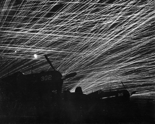 Ogień amerykańskiej obrony przeciwlotniczej na lotnisku Yontan (fot. T.Sgt. Chorlest, ze zbiorów National Archives and Records Administration, domena publiczna).