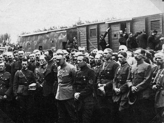 Józef Piłsudski, Symon Petlura i polscy oraz ukraińscy oficerowie, Stanisławów 1920 r. (fot. domena publiczna).