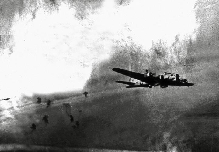 Kiedy 19 września nad Warszawą pojawiły się samoloty, początkowo myślano, że to spadochroniarze Sosabowskiego przybywają z odsieczą. Szybko okazało się jednak, że to tylko pobożne życzenia. Na zdjęciu „Latająca Forteca” nad Warszawą (źródło: domena publiczna).