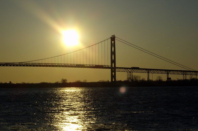 Kolejne dzieło Modrzejewskiego - Ambassador Bridge w Detroit (fot. Mikerussell, CC BY-SA 3.0).