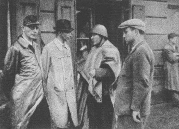 Generał Bór-Komorowski drugi od lewej, w czasie odprawy z podkomendnymi na Woli