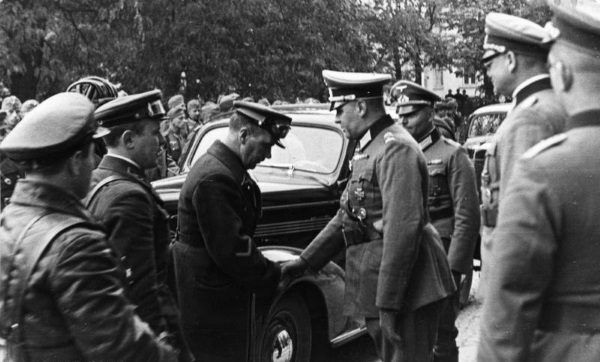 Niemieccy i radzieccy wojskowi podają sobie ręce w Lublinie.