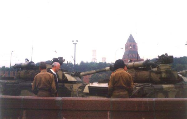 Czołgi na jednej z moskiewskich ulic w sierpniu 1991 roku (fot. Almog, domena publiczna).