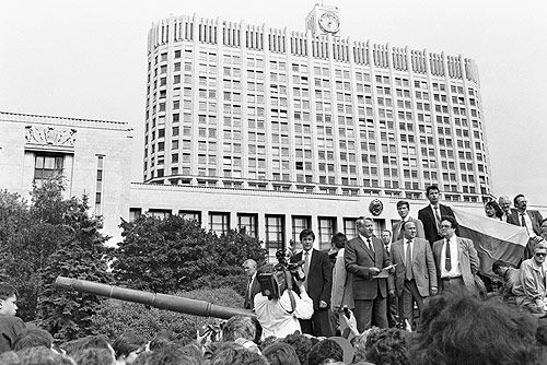 Borys Jelcyn przemawia do tłumu na czołgu stojącym przed siedzibą parlamentu Rosji, tzw. Białym Domem, 19 sierpnia 1991 r. Wydarzenie to stało się symbolem walki z puczystami Janajewa (fot. Kremlin.ru, CC BY 3.0).