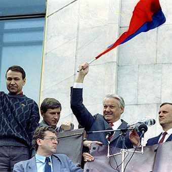 Borys Jelcyn 22 sierpnia 1991 roku świętuje zwycięstwo nad puczystami (fot. kremlin.ru, CC BY 3.0).