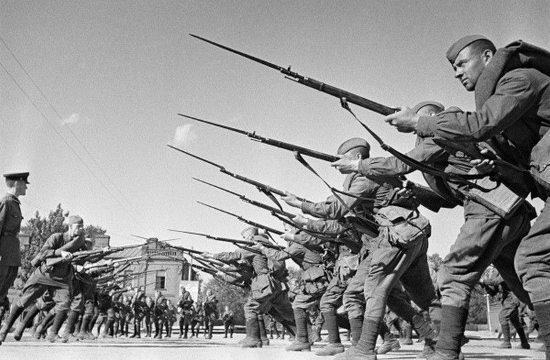 Nieprzyjęcie przez Związek Radziecki konwencji dotyczących ochrony jeńców wojennych wykorzystali Niemcy, którzy doprowadzili do śmierci setek tysięcy spośród pojmanych czerwonoarmistów (źródło: RIA Novosti archive; lic. CC ASA 3.0).