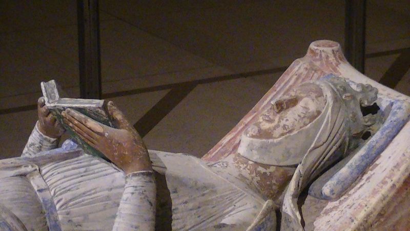 Nagrobek Eleonory Akwitańskiej w Opactwie Fontevrault. Przeżyła obu swych mężów, a z drugim była nawet bliżej spokrewniona, niż z Ludwikiem VII (fot. Adam Bishop, lic. CC BY-SA 3.0).