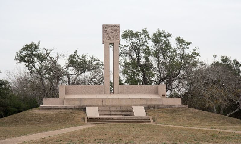 Monument upamiętniający miejsce masakry obrońców Goliad, w tym Ludwika Napoleona Dębickiego (fot. P6150, lic. CC BY-SA 3.0).