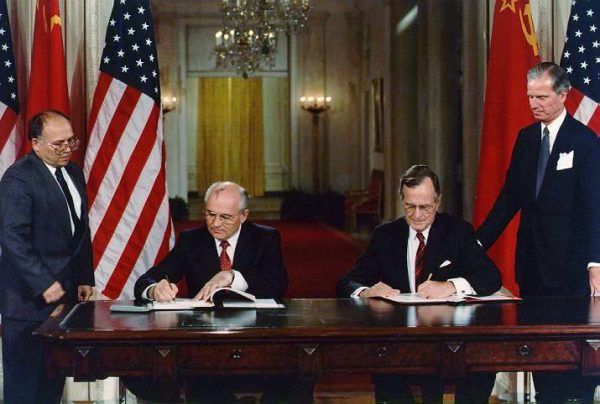 Michaił Gorbaczow cieszył się dużym zaufaniem George’a Busha. Na zdjęciu obaj prezydenci podpisują układ o zaprzestaniu produkcji broni chemicznej i rozpoczęciu niszczenia jej zapasów (fot. George Bush Presidential Library, ID: P13385-08; domena publiczna).