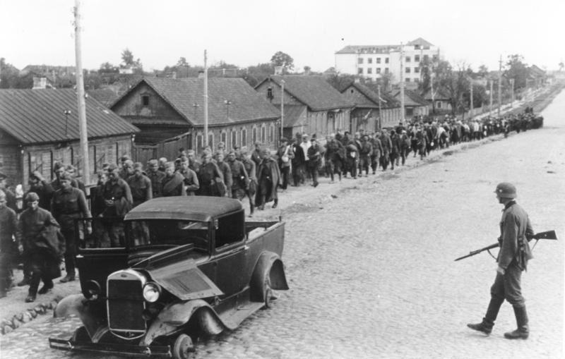 Tylko do końca 1941 roku Niemcy wzięli do niewolo więcej niż dwa i pół miliona żołnierzy Armii Czerwonej (źródło: Bundesarchiv; lic. CC ASA 3.0).