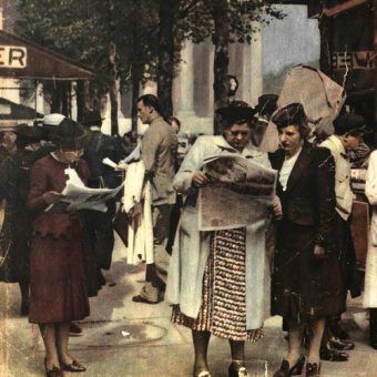 Pod koniec sierpnia 1939 roku wiele kobiet nerwowo czytało prasę, zastanawiając się jak przygotować się do nadchodzącej wojny? (źródło: domena publiczna). Pod koniec sierpnia 1939 roku wiele kobiet nerwowo czytało prasę, zastanawiając się jak przygotować się do nadchodzącej wojny? (źródło: domena publiczna).